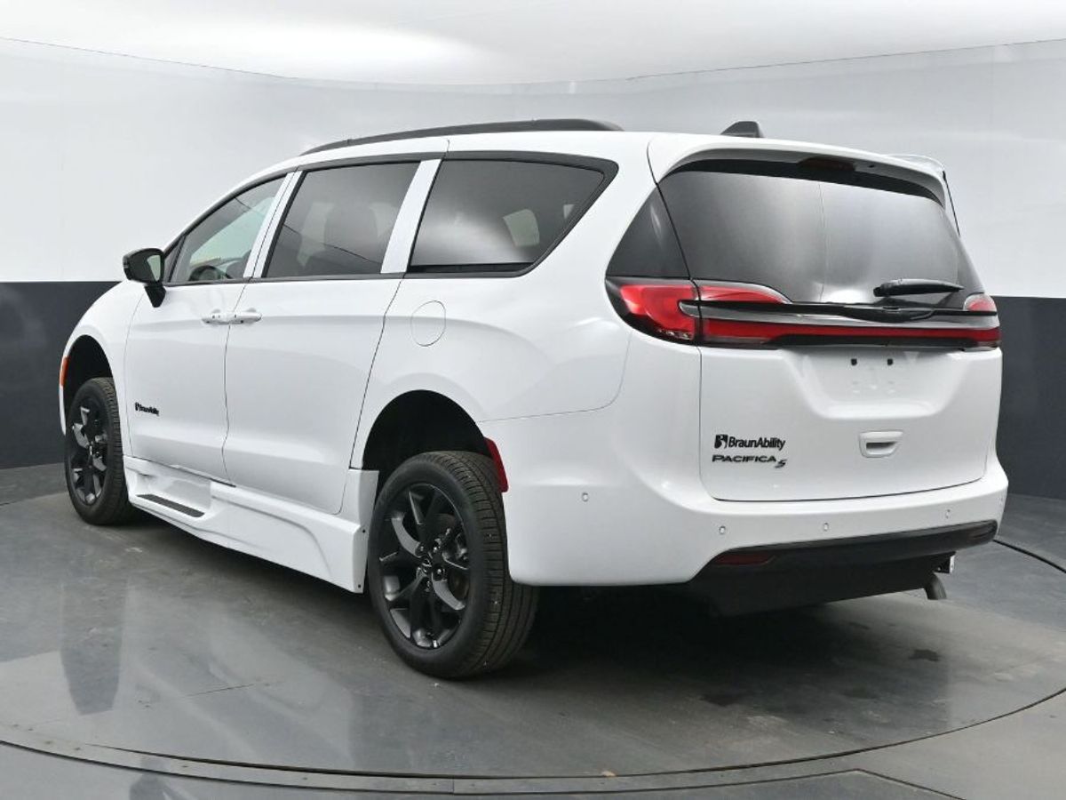 White Chrysler Pacifica image number 21