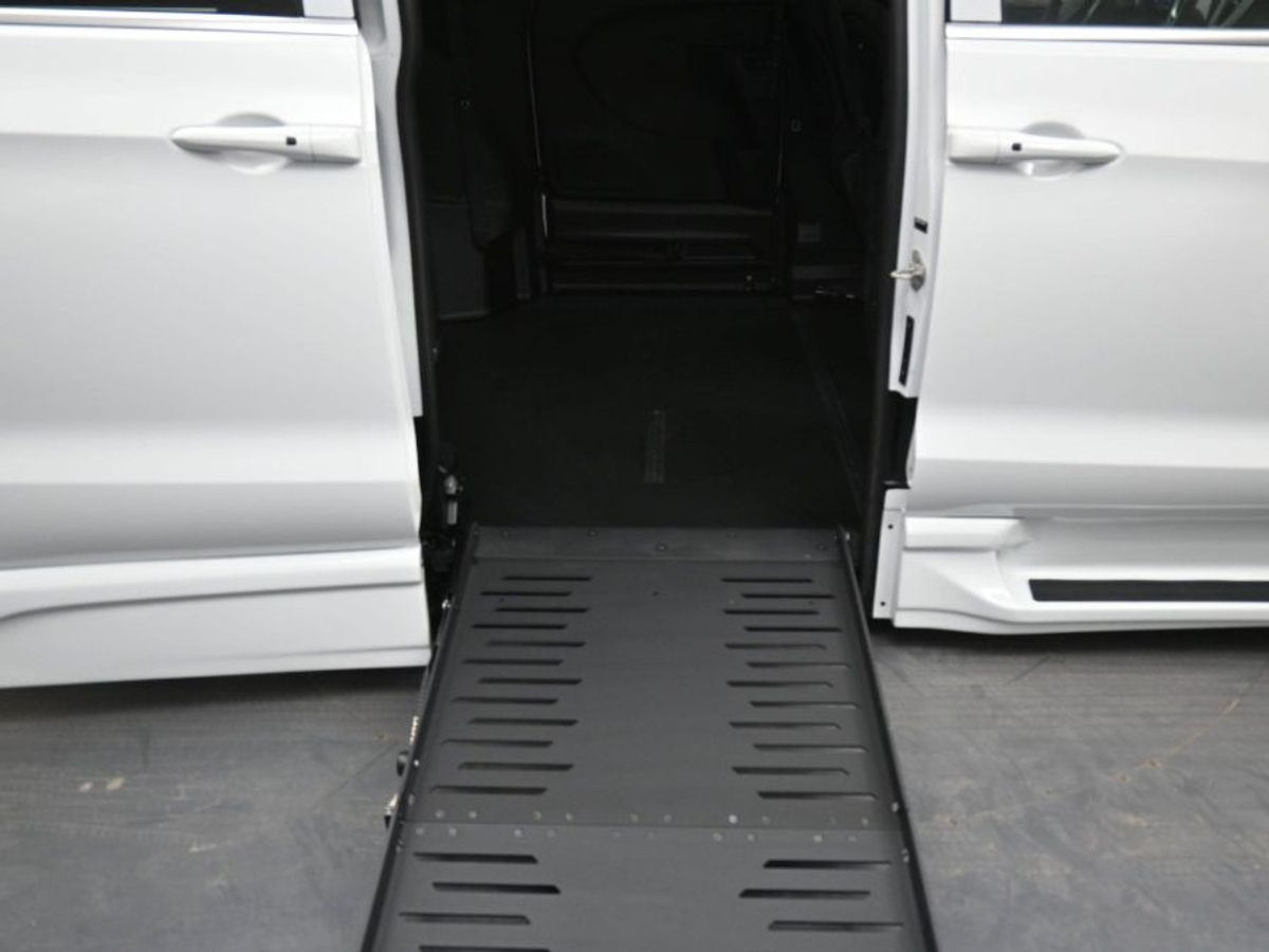 White Chrysler Pacifica image number 11