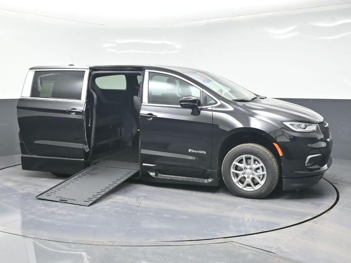 Black Chrysler Pacifica with Side Entry Automatic In Floor ramp