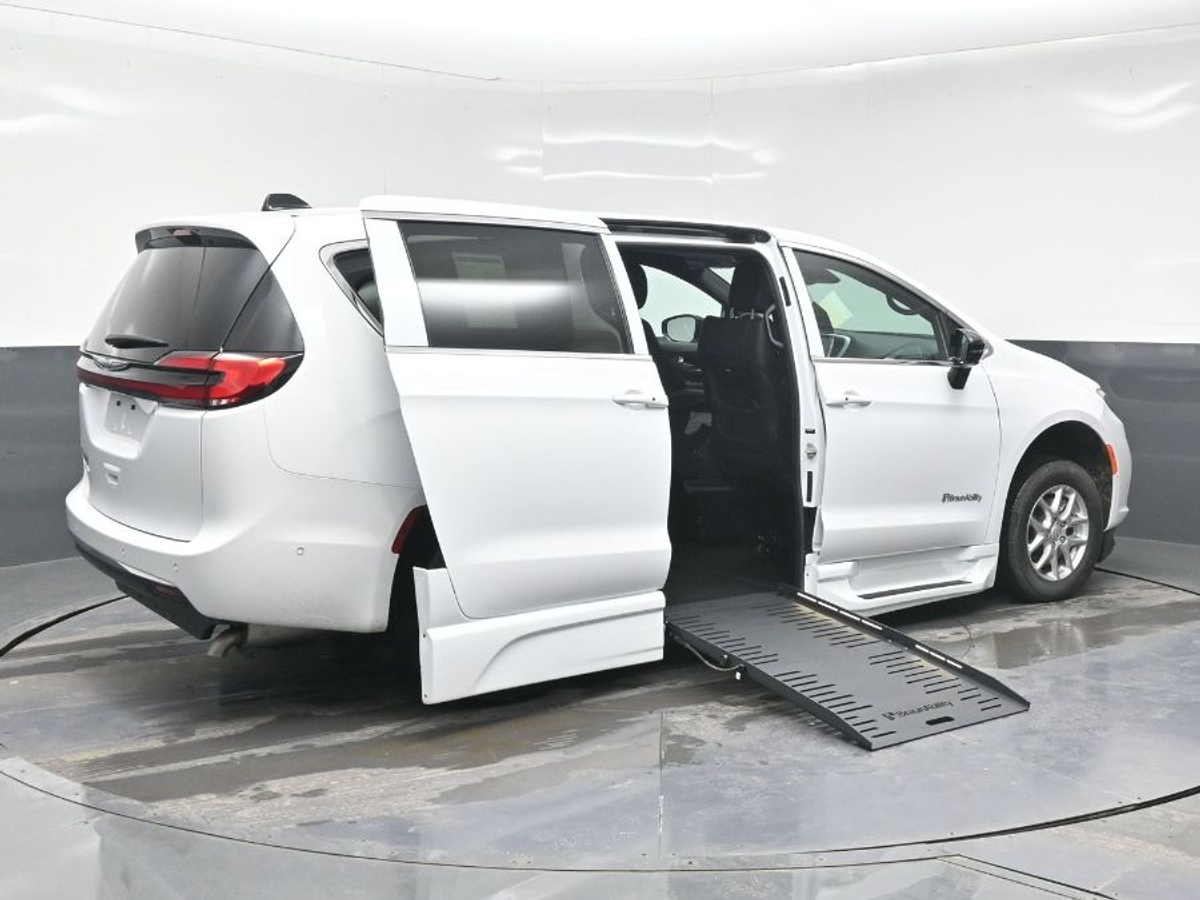 White Chrysler Pacifica image number 6