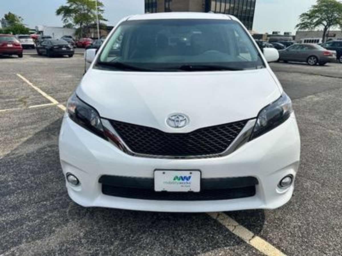 2011 TOYOTA SIENNA - Image 8