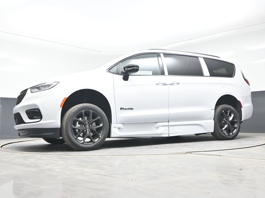 New 2026 Chrysler Pacifica Select Sport - BraunAbility Side Entry Entry Fold Out Automatic Ramp