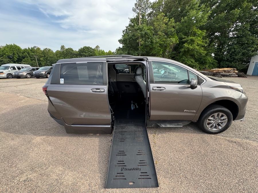 Grey Toyota Sienna image number 9