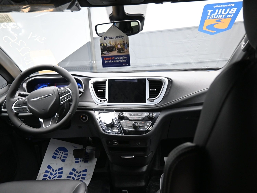 New 2026 Chrysler Pacifica Select Safety - BraunAbility Side Entry Entry In Floor Automatic Ramp