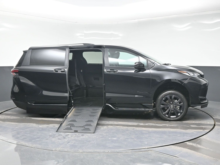 Black Toyota Sienna image number 7