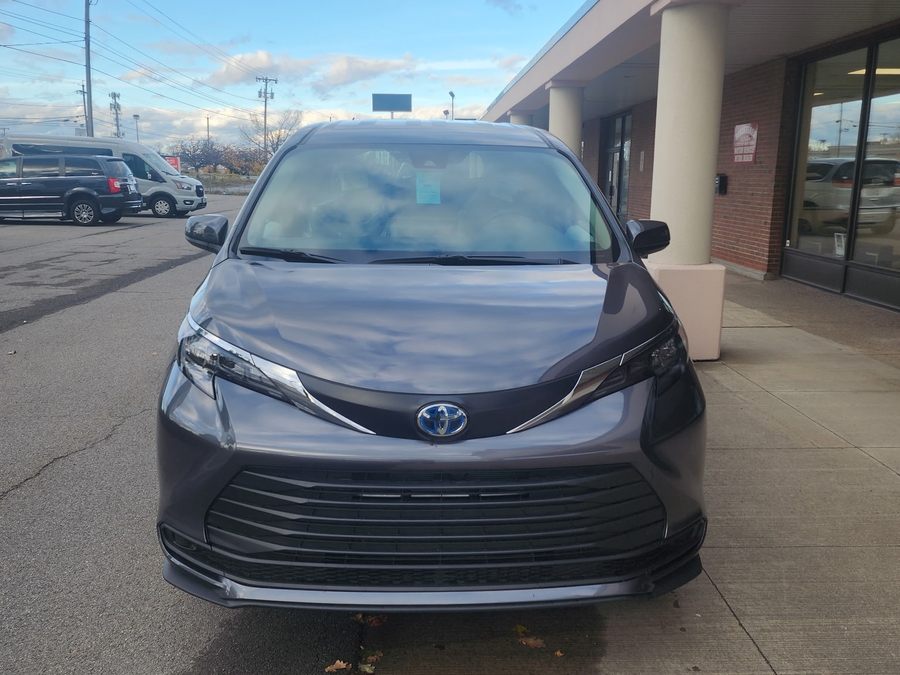 New 2025 Toyota Sienna Hybrid LE - Vantage Mobility Commercial Rear Entry Entry Fold Out Manual Ramp