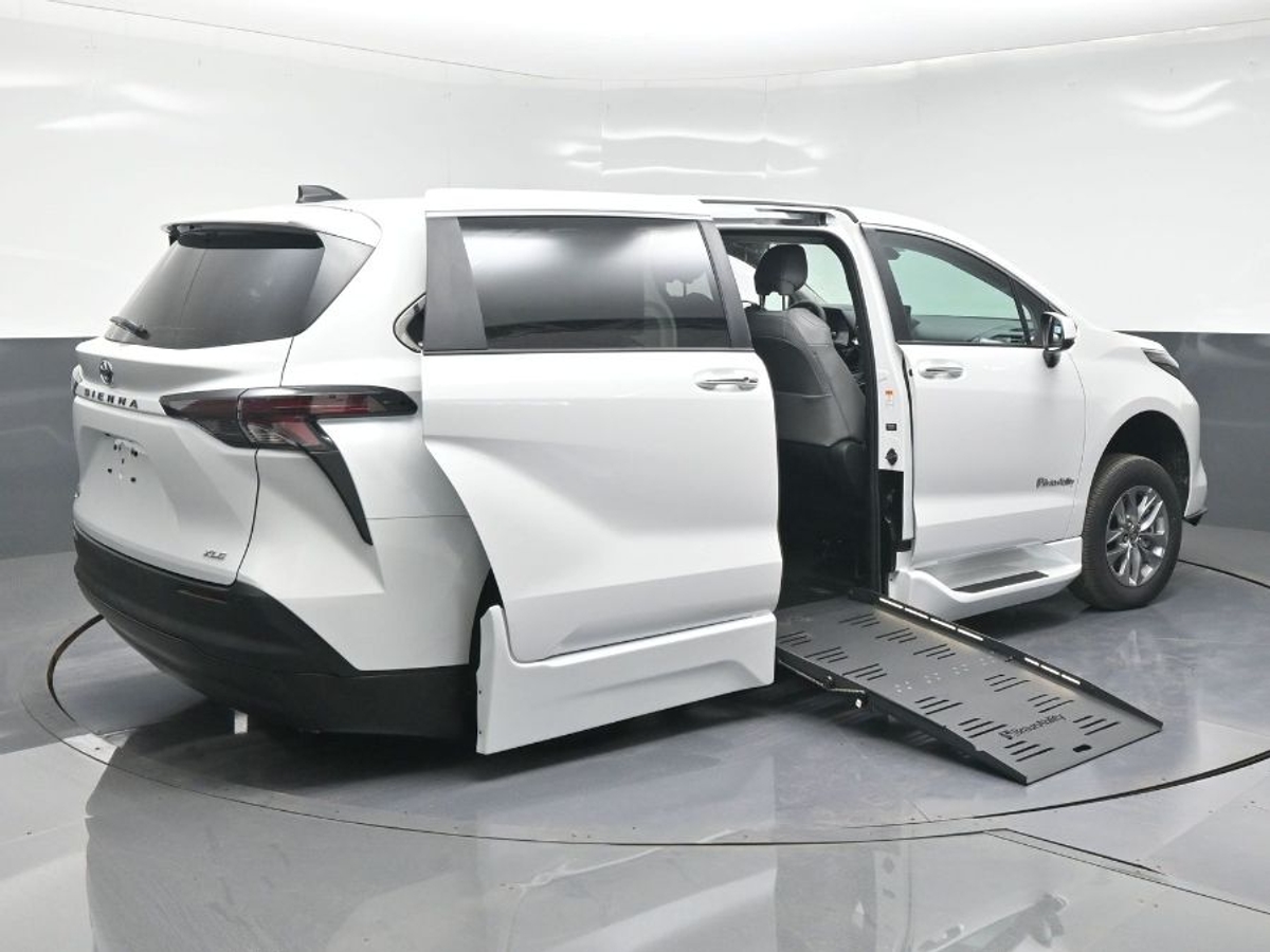 2025 TOYOTA SIENNA - Image 5
