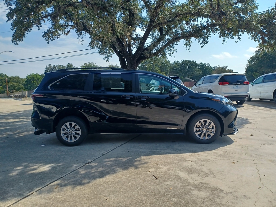 Black Toyota Sienna image number 4