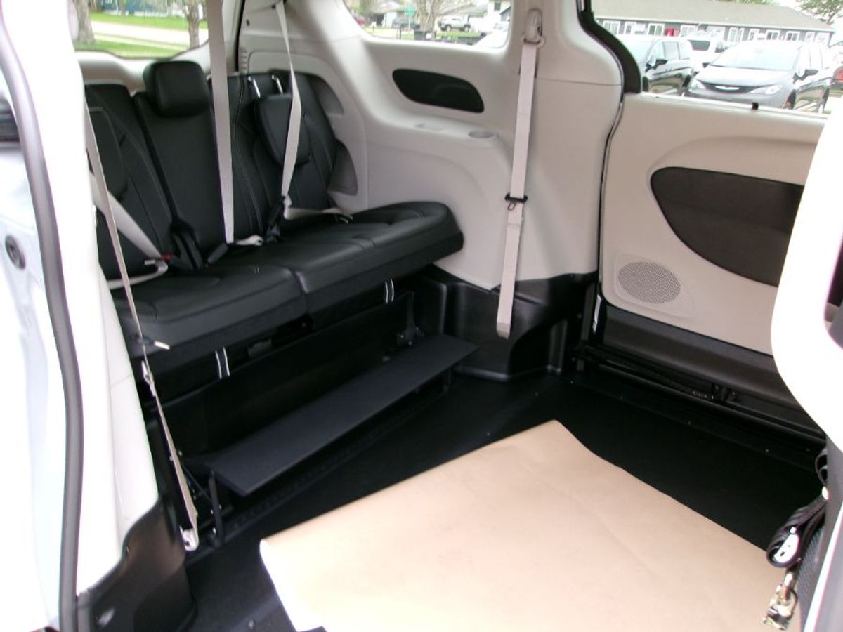 Silver Chrysler Pacifica image number 10