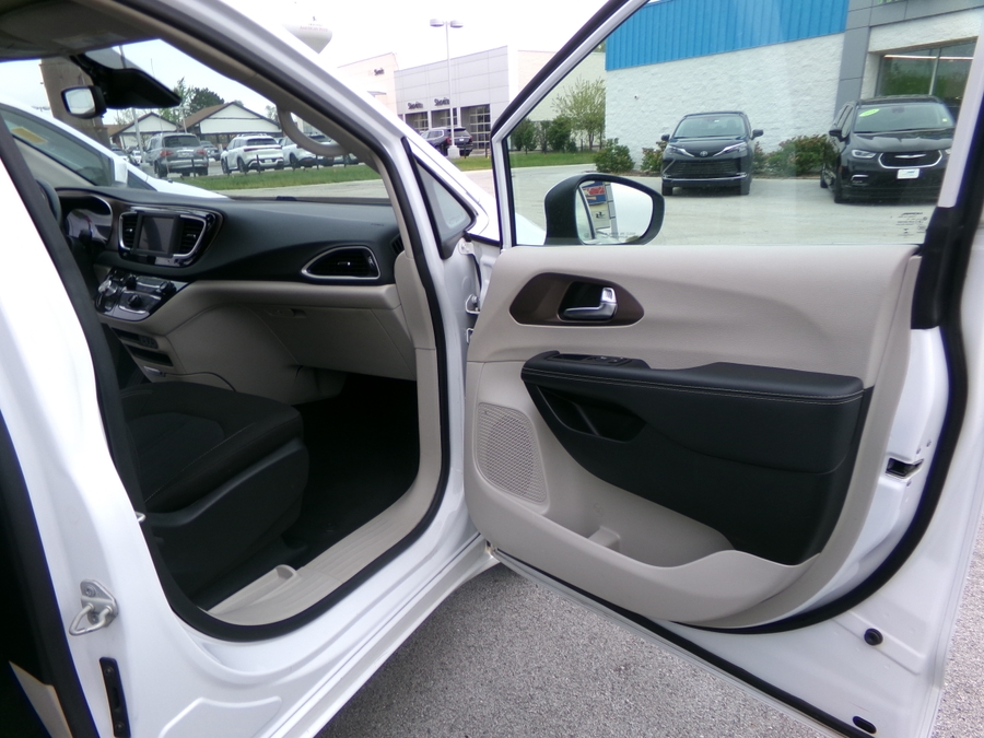 White Chrysler Voyager image number 9