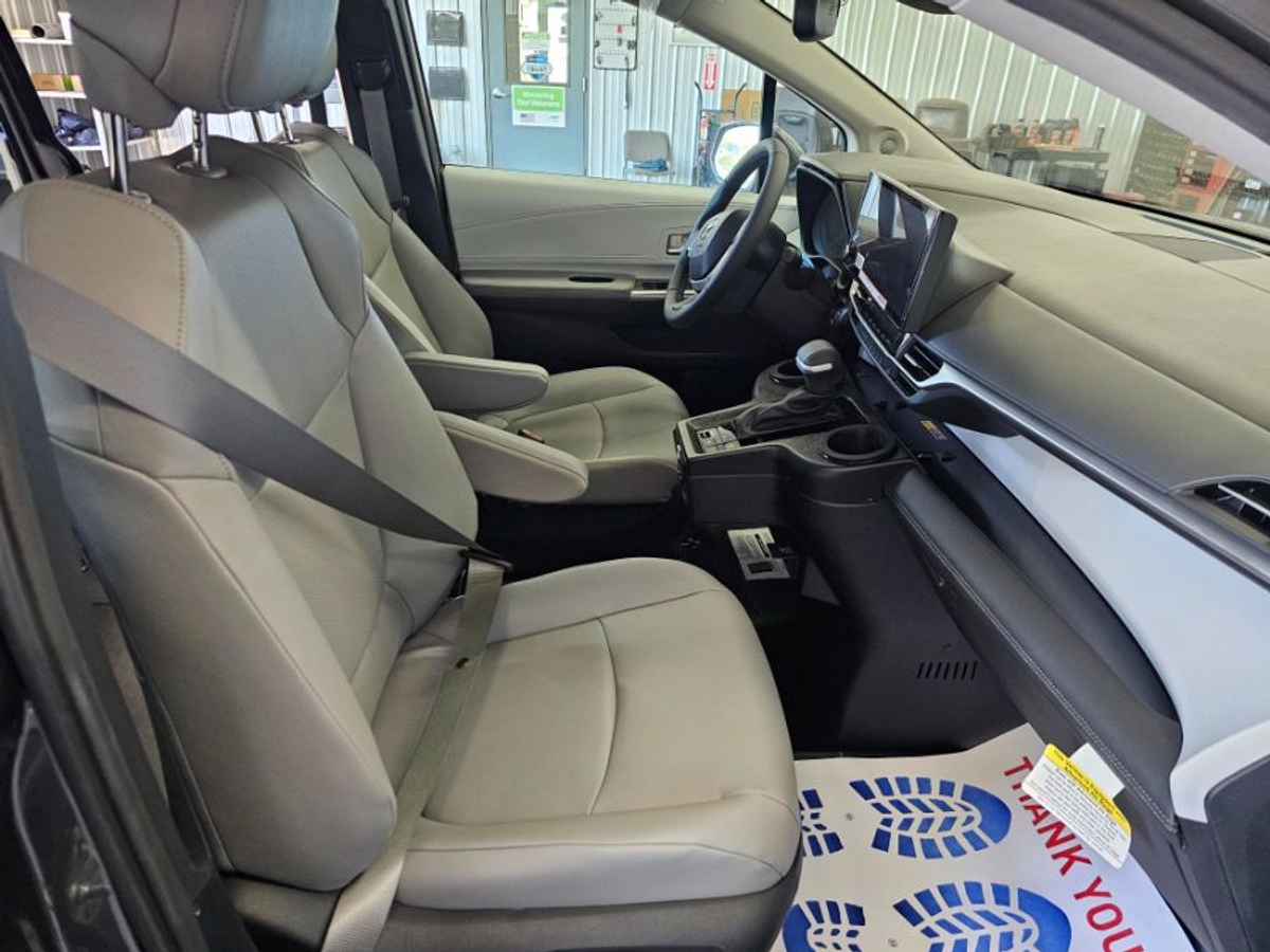 2025 TOYOTA SIENNA - Image 4