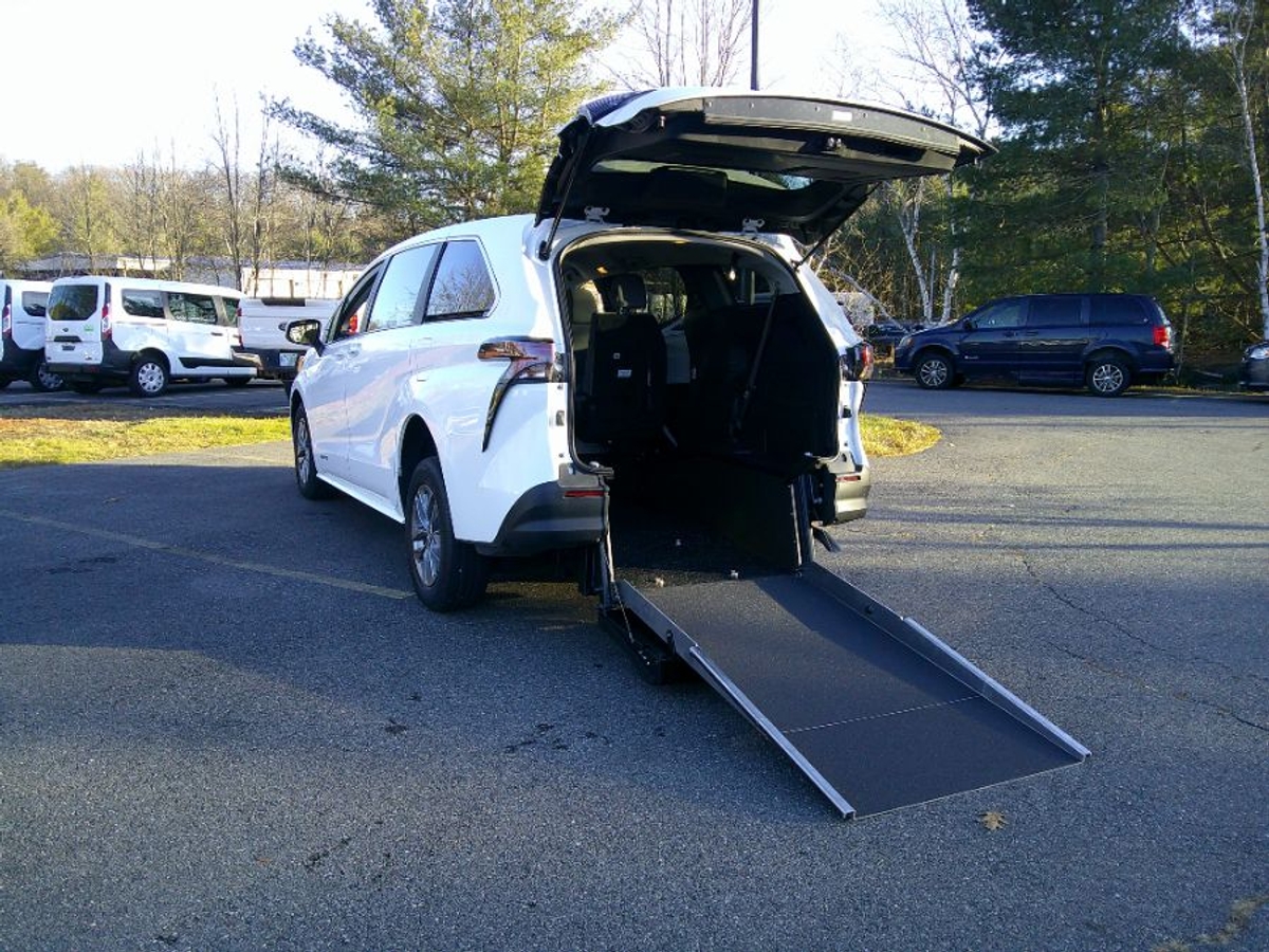 2025 TOYOTA SIENNA - Image 3