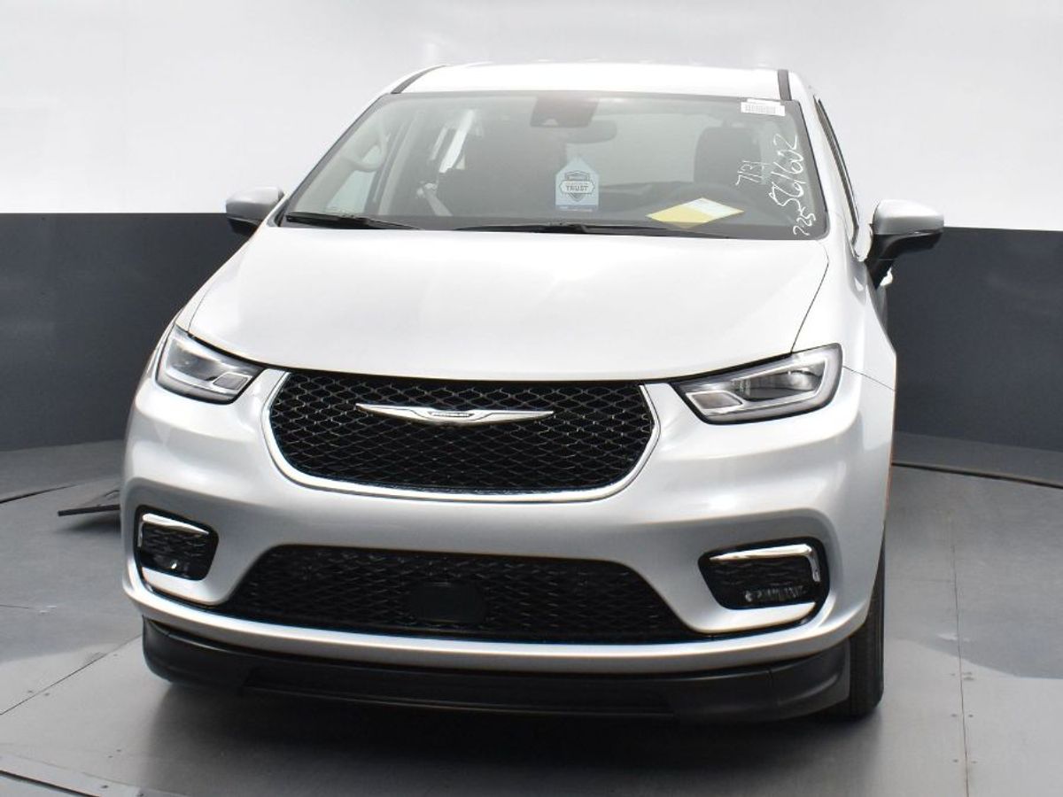 Silver Chrysler Pacifica image number 18