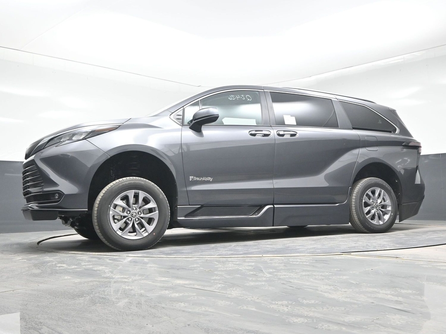 Grey Toyota Sienna image number 19