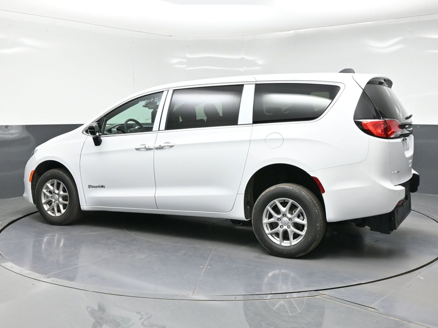 White Chrysler Voyager image number 1
