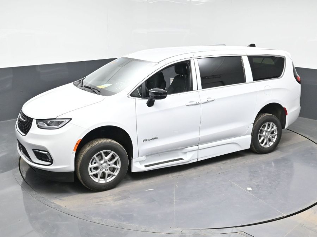 White Chrysler Pacifica image number 23