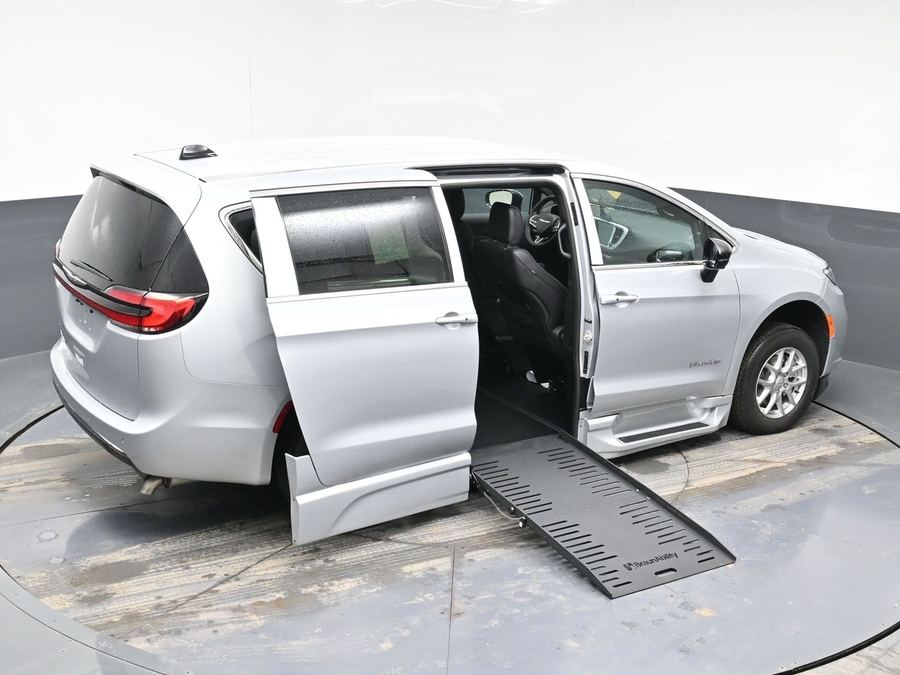 Silver Chrysler Pacifica image number 19