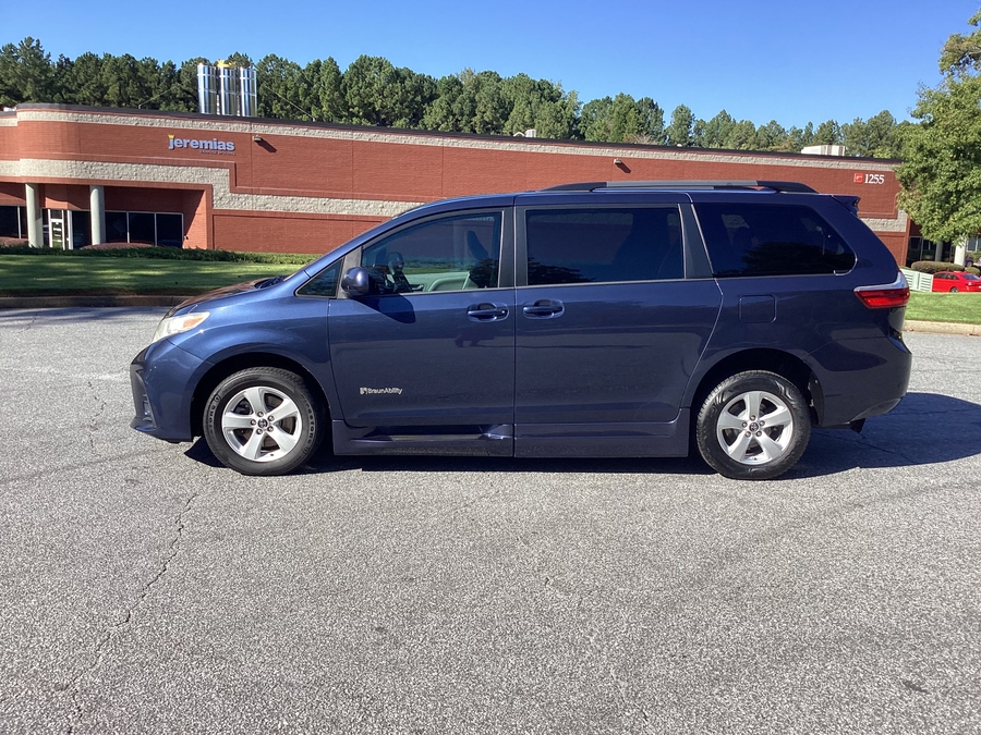  Toyota Sienna image number 2