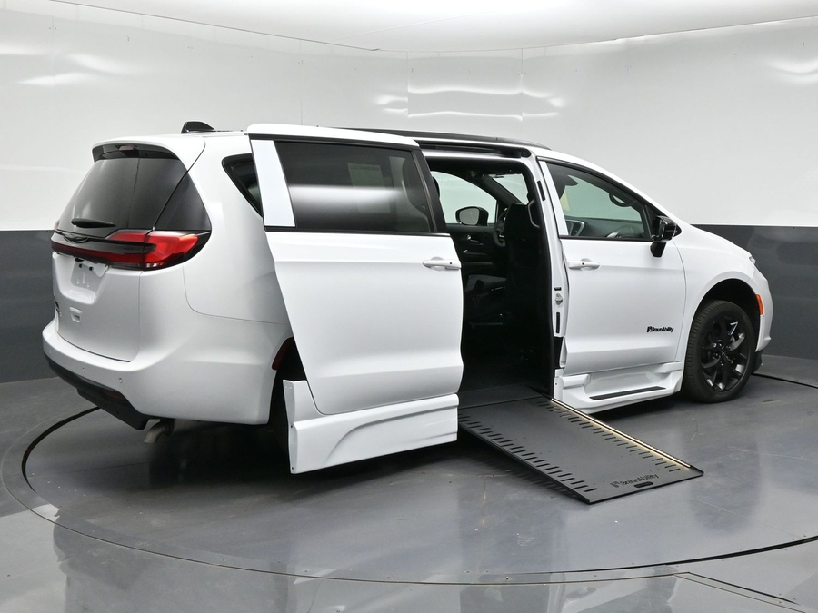 New 2026 Chrysler Pacifica Select Sport - BraunAbility Side Entry In Floor Automatic Ramp