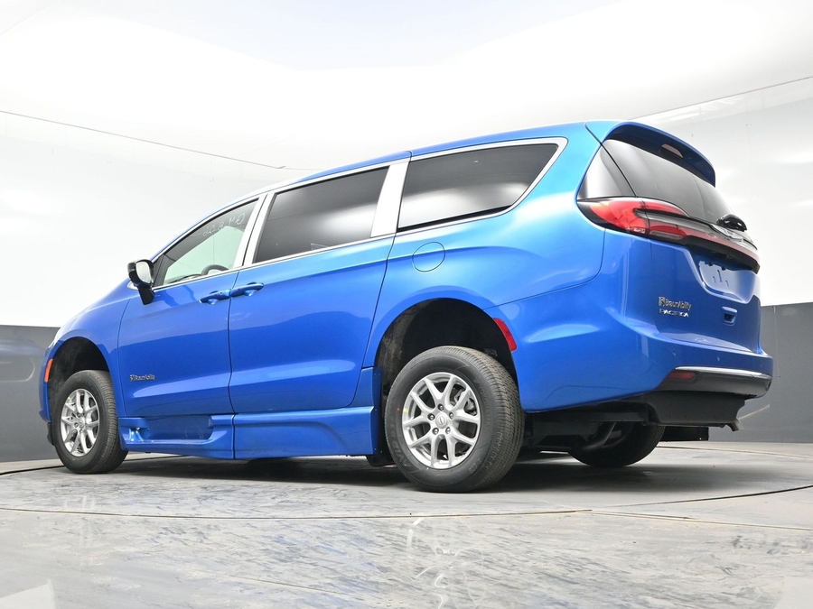 Blue Chrysler Pacifica image number 17
