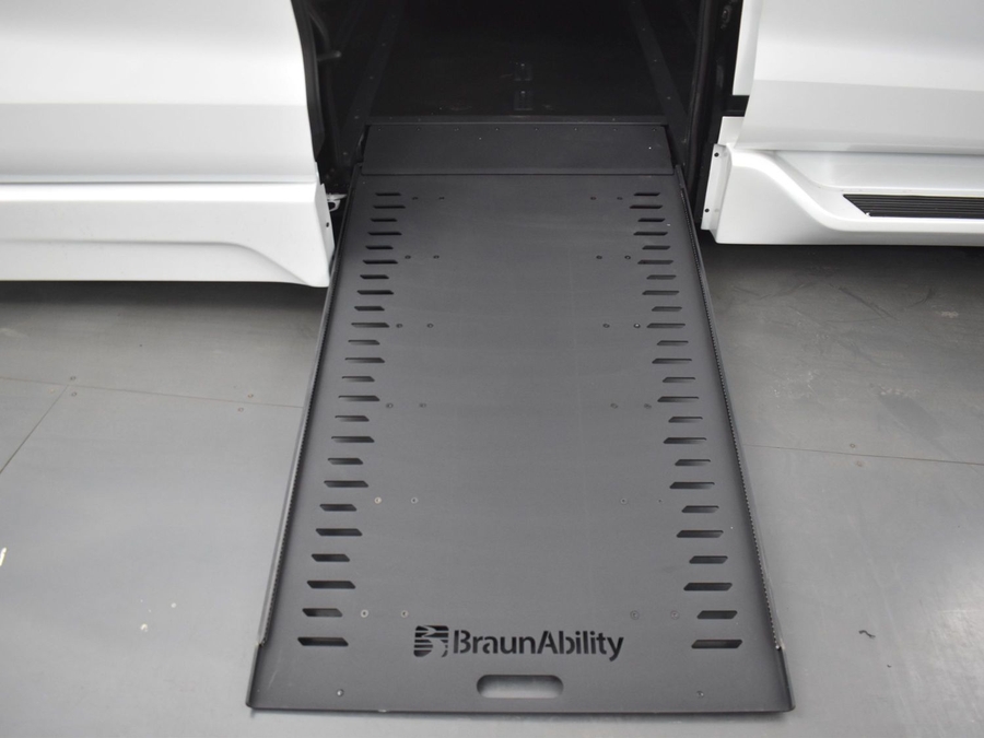 New 2025 Toyota Sienna Hybrid XLE Base - BraunAbility Side Entry Entry In Floor Automatic Ramp