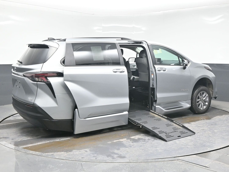 New 2025 Toyota Sienna Hybrid XLE Plus - BraunAbility Side Entry Entry Fold Out Automatic Ramp