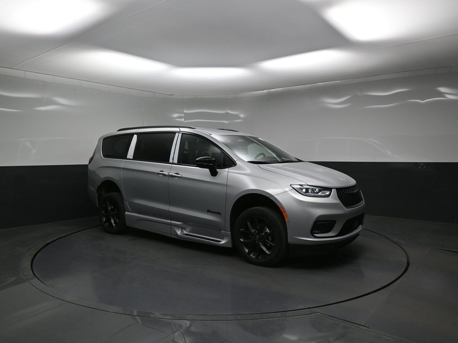 New 2026 Chrysler Pacifica Select Sport - BraunAbility Side Entry Entry Fold Out Automatic Ramp