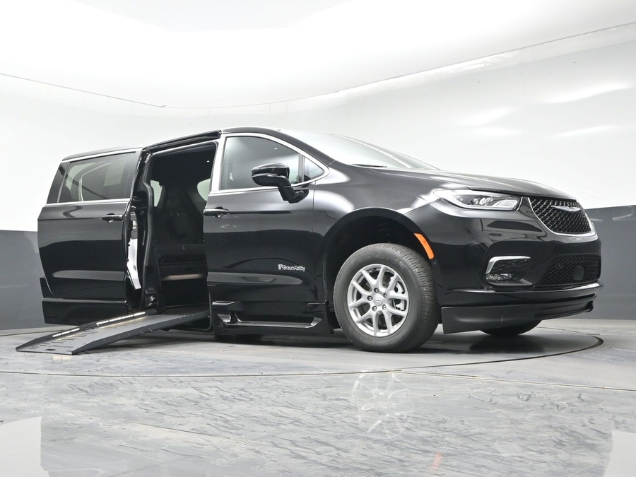 Black Chrysler Pacifica image number 15