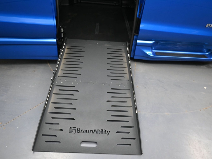 Blue Chrysler Pacifica image number 9