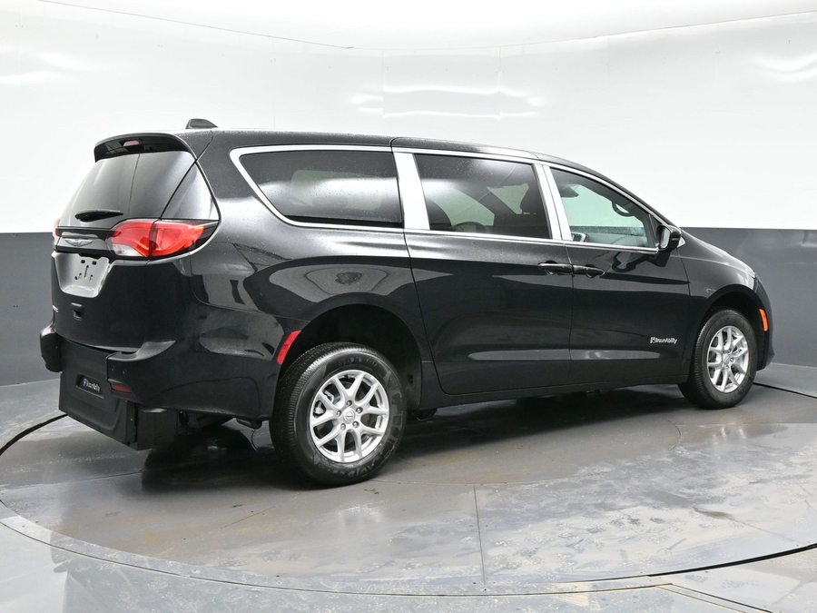 Black Chrysler Voyager image number 6