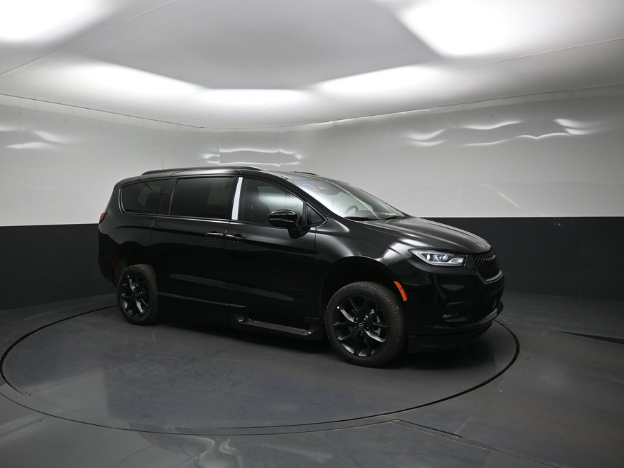 New 2026 Chrysler Pacifica Select Sport - BraunAbility Side Entry Fold Out Automatic Ramp