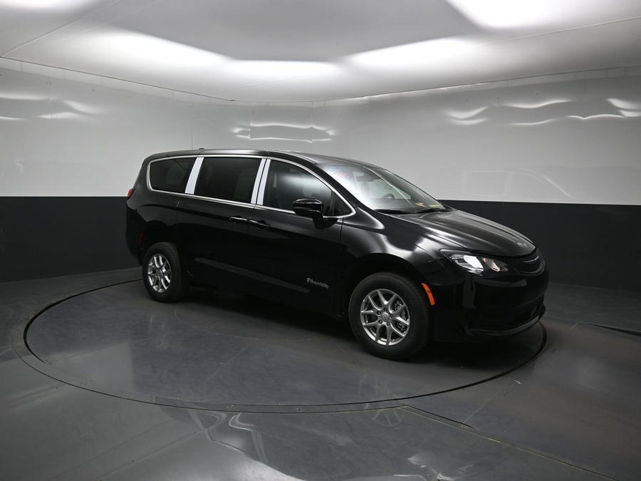 Black Chrysler Voyager image number 16