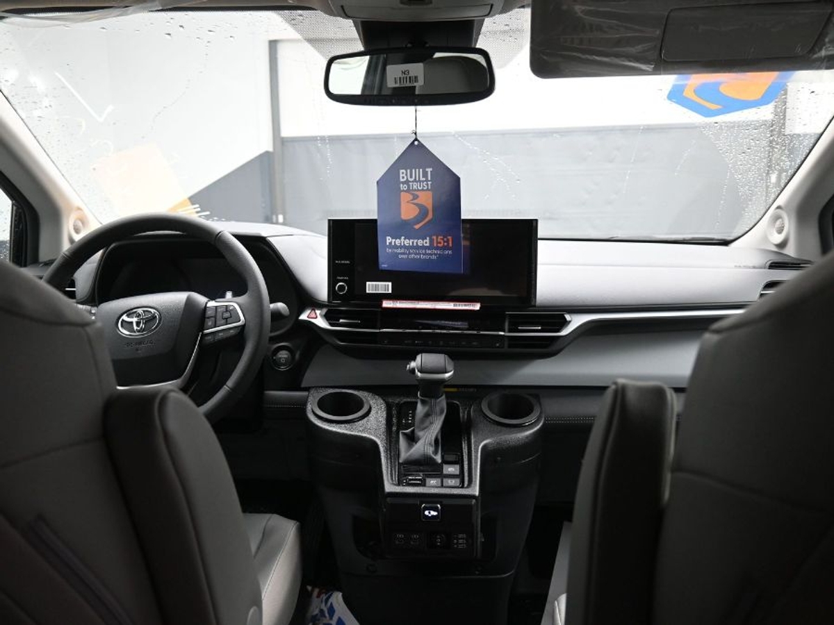 Black Toyota Sienna image number 15