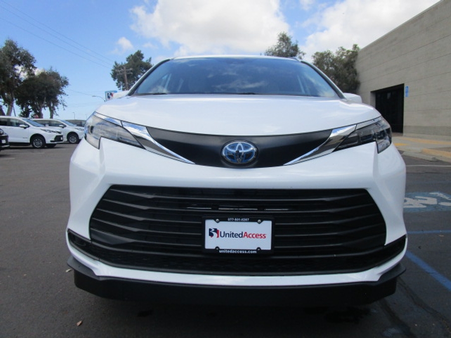 New 2025 Toyota Sienna Hybrid LE AWD w MID ROW - Vantage Mobility Commercial Side Entry Entry In Floor Manual Ramp