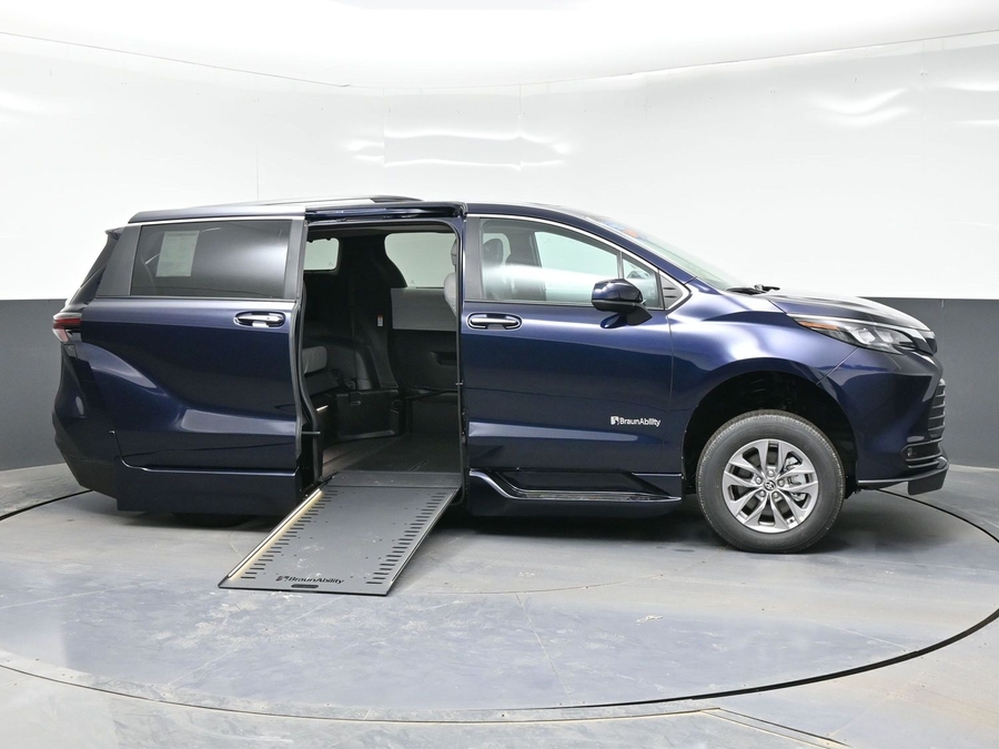 Blue Toyota Sienna image number 7