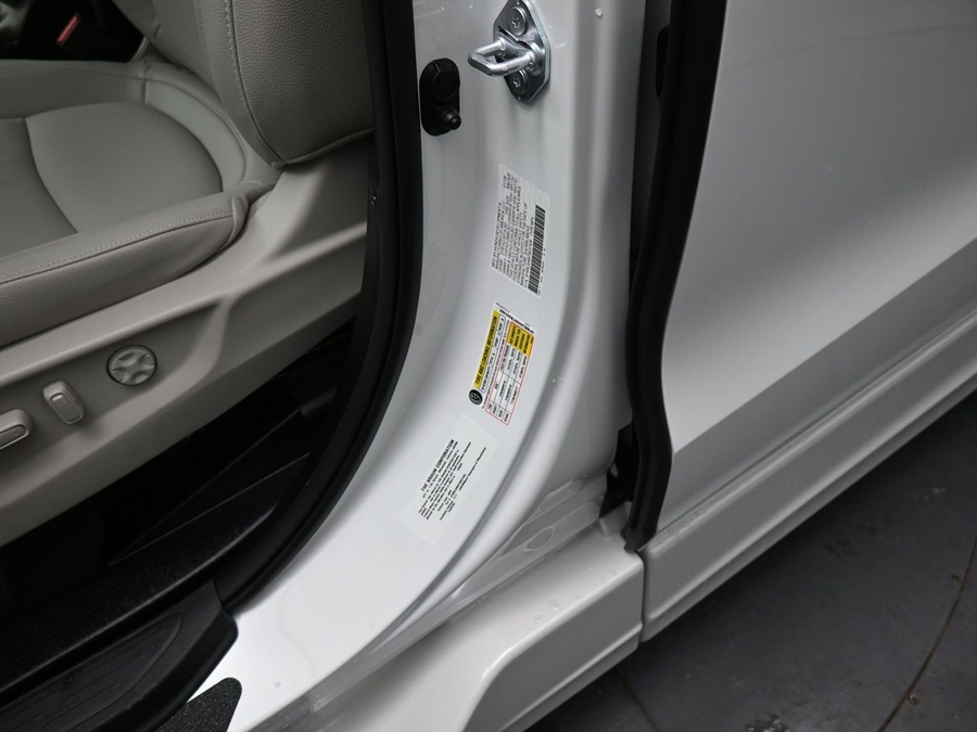 White Honda Odyssey image number 13