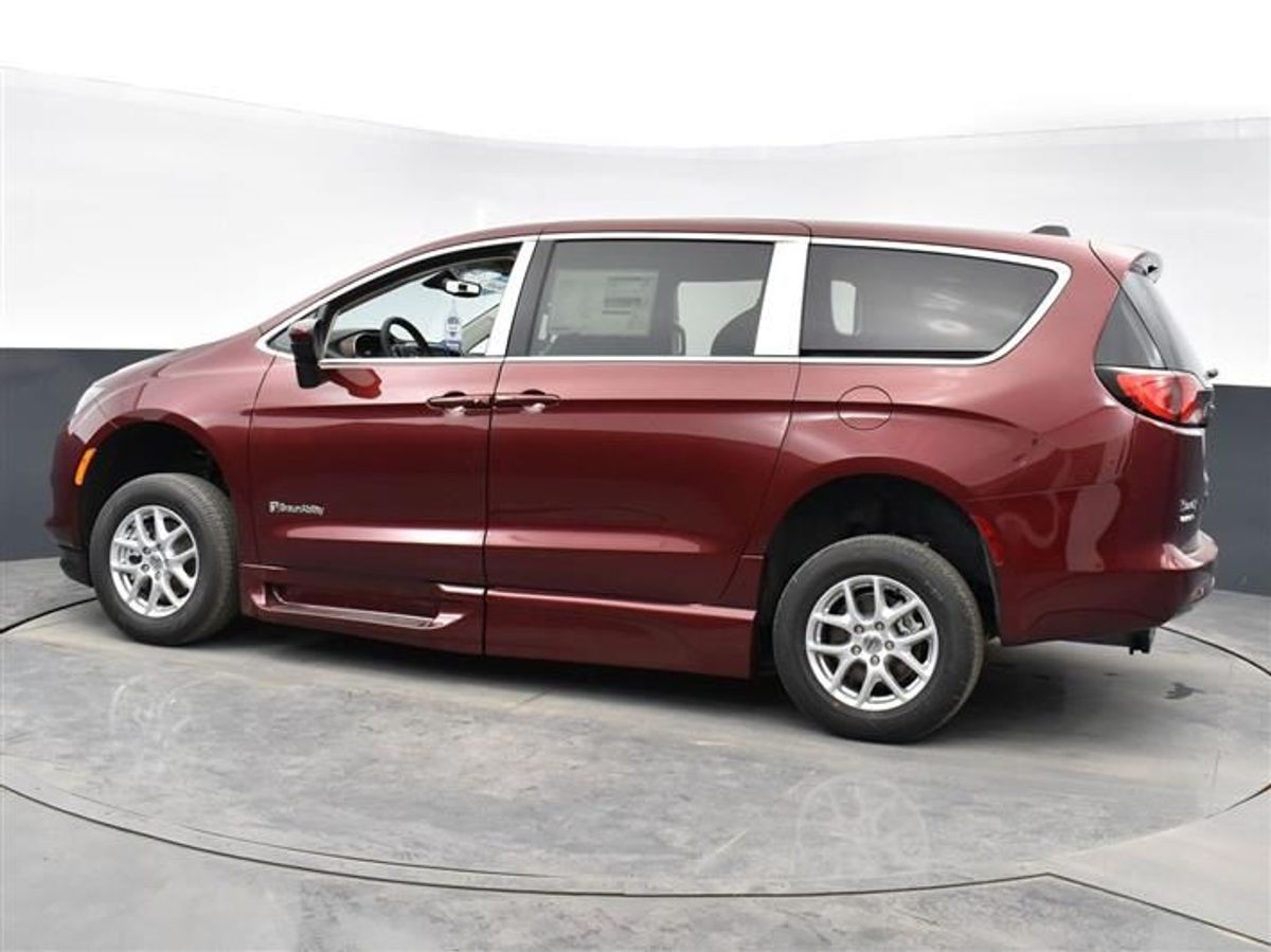 Red Chrysler Voyager image number 13