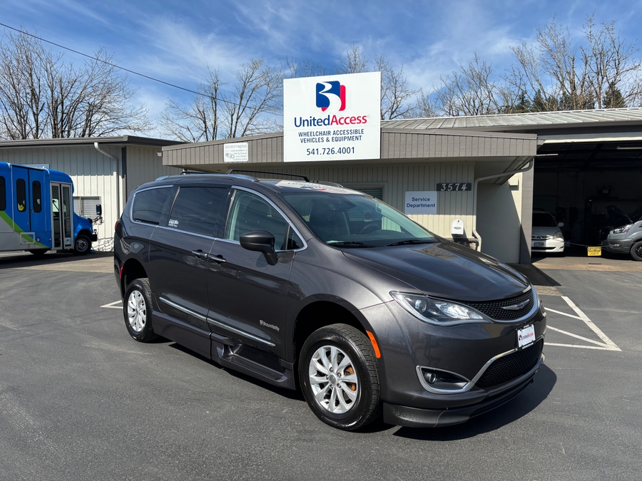 Used 2019 Chrysler Pacifica Touring L - BraunAbility Side Entry Entry Fold Out Automatic Ramp