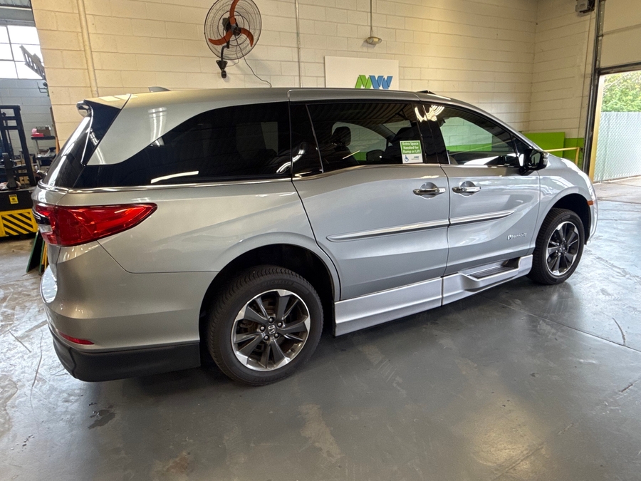 Silver Honda Odyssey image number 4