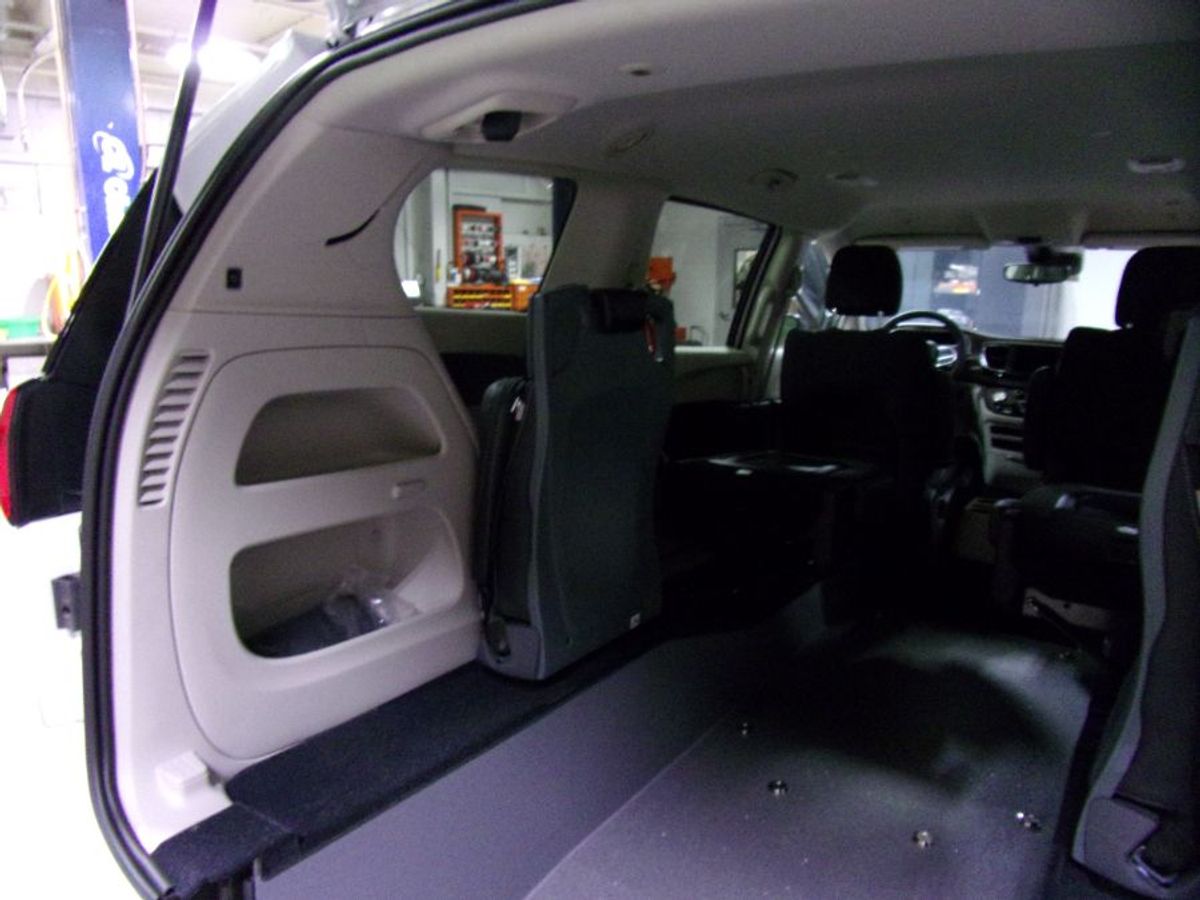 White Chrysler Voyager image number 16