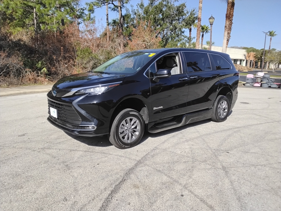 Black Toyota Sienna image number 6