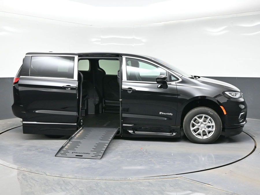 Black Chrysler Pacifica image number 4