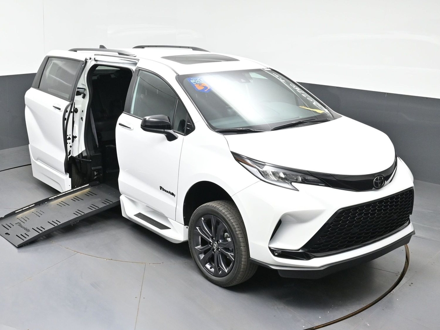New 2026 Toyota Sienna Hybrid XSE Sport - BraunAbility Side Entry Fold Out Automatic Ramp