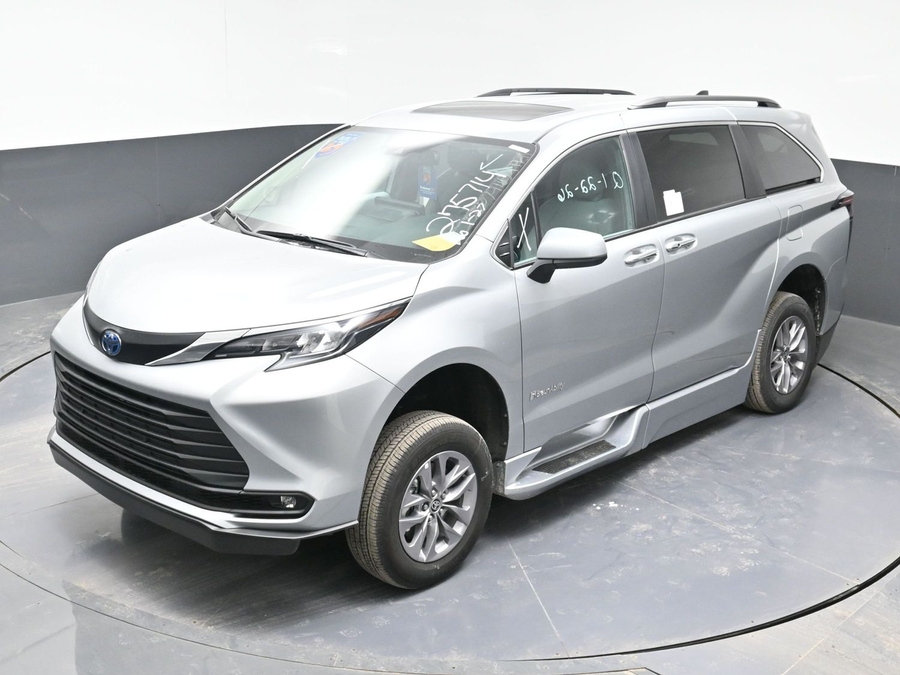New 2025 Toyota Sienna Hybrid XLE Plus - BraunAbility Side Entry Entry Fold Out Automatic Ramp