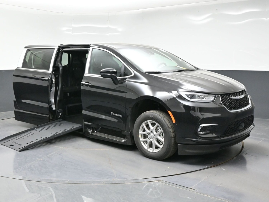 Black Chrysler Pacifica image number 21