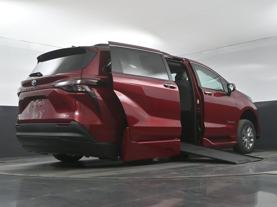 New 2025 Toyota Sienna Hybrid XLE Plus - BraunAbility Side Entry Entry In Floor Automatic Ramp
