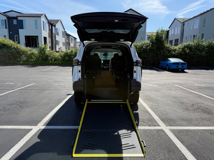 New 2026 Toyota Sienna Hybrid LE w swivel 2nd row - Vantage Mobility Commercial Rear Entry Entry Fold Out Manual Ramp