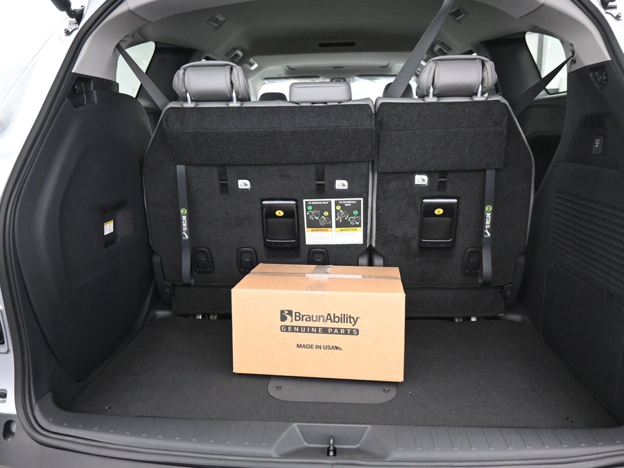 Silver Toyota Sienna image number 13