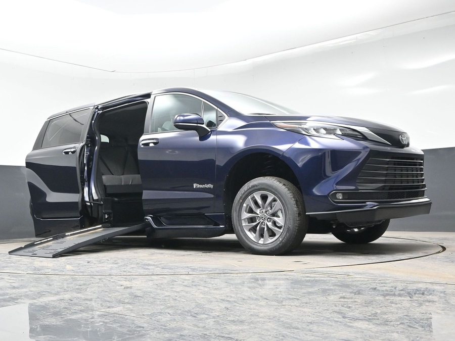 New 2026 Toyota Sienna XLE Add - BraunAbility Side Entry Entry Fold Out Automatic Ramp