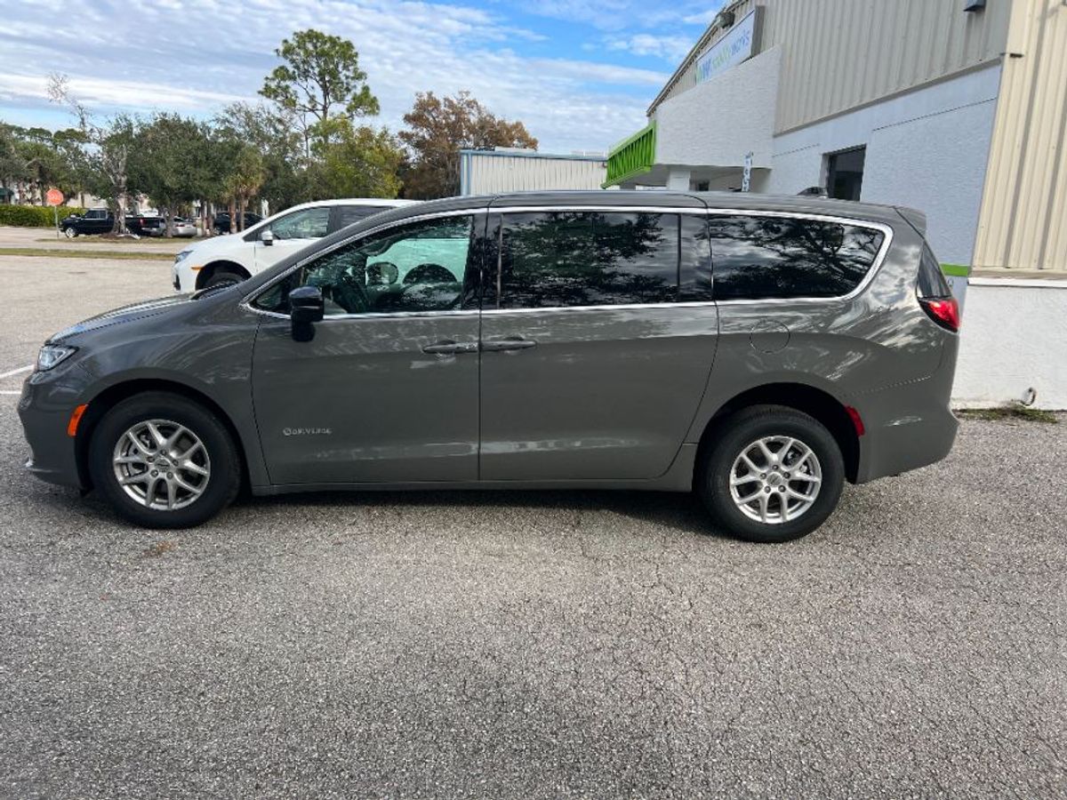 Grey Chrysler Pacifica image number 1